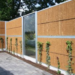 Schlanke Lärmschutzwand aus Kokos